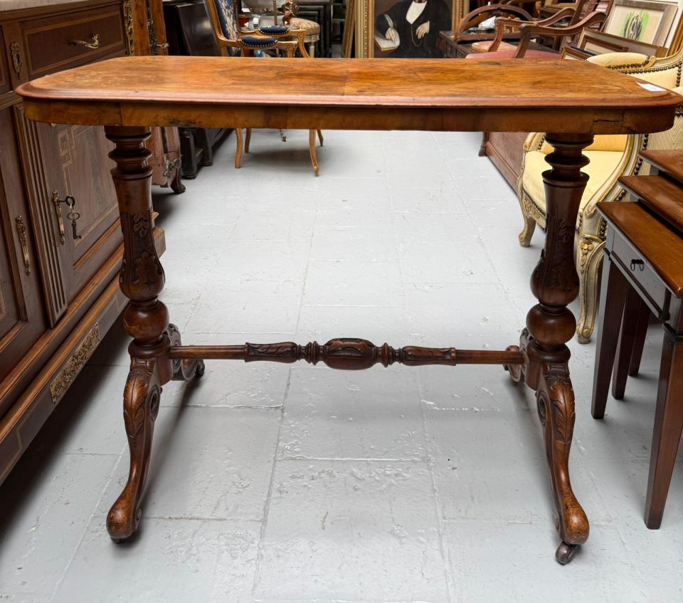 Table d&rsquo;époque victorienne en noyer