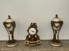 Vieille pendule avec paire de cassolettes bougeoirs réversible style Louis XVI