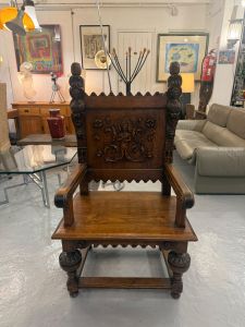 fauteuil en bois sculpté