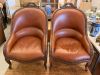 Paire de fauteuils en cuir et noyer sculpté