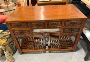 Bureau asiatique en bois sculpté