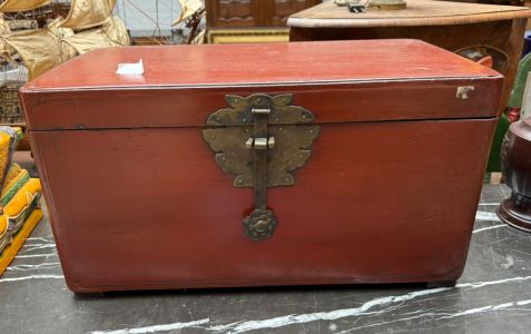 Coffre asiatique en bois laqué rouge