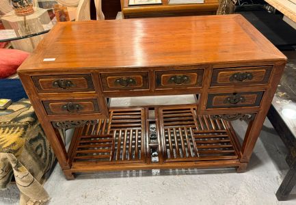 Bureau asiatique en bois sculpté