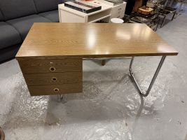 Bureau moderniste à caisson – métal chromé et décor chêne