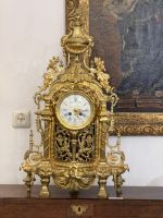 Horloge dorée avec ornements