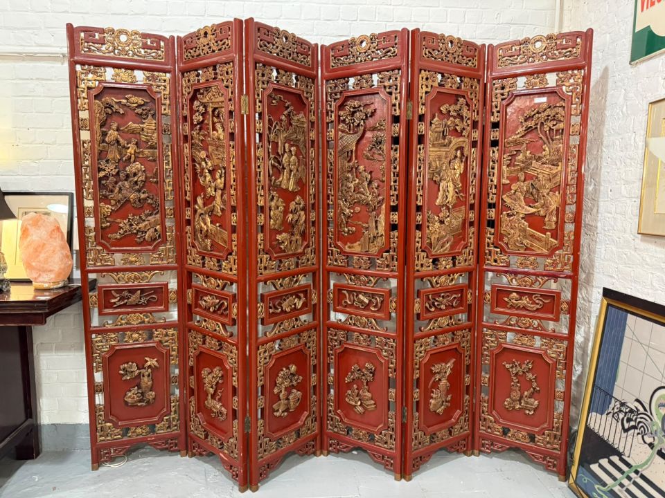 Paravent chinois à 8 panneaux en bois sculpté et laqué rouge