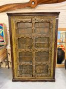 Armoire indienne en bois sculpté