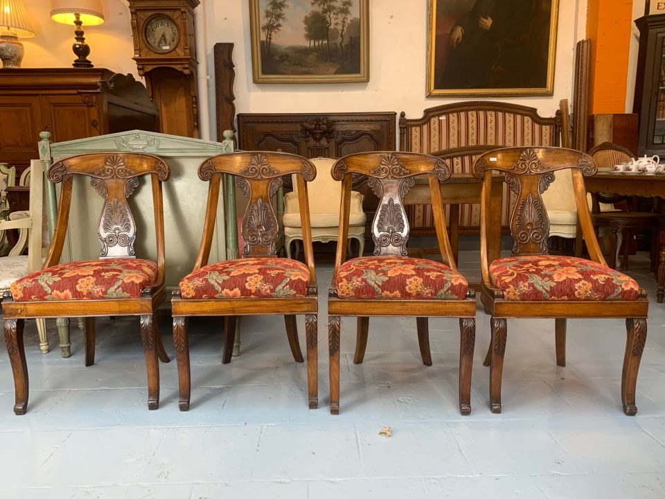 Lot de 4 chaises en bois sculpté