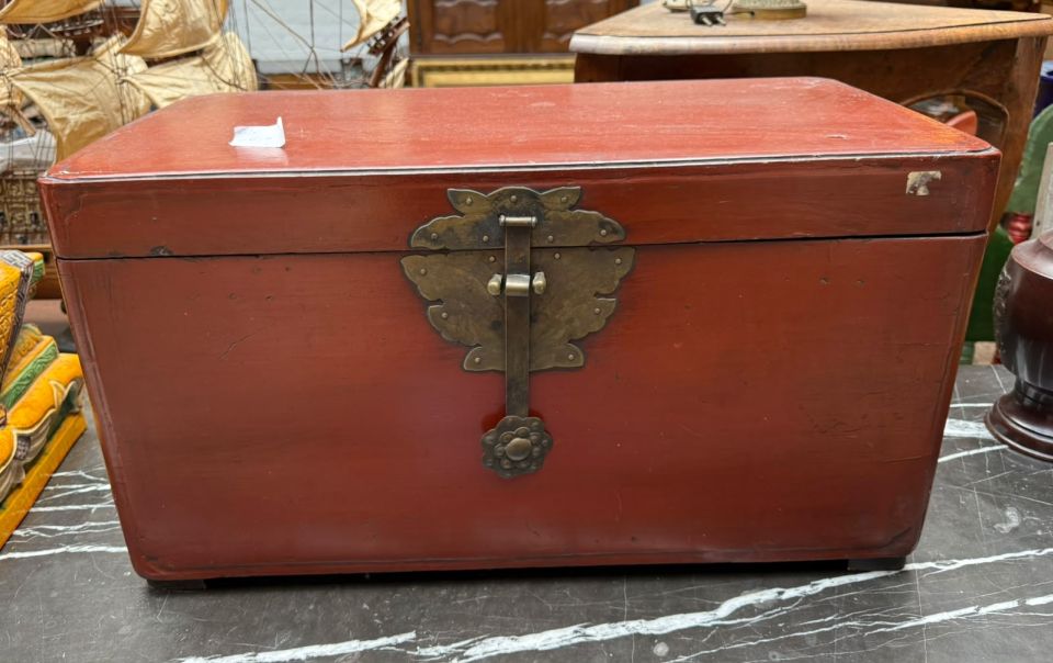 Coffre asiatique en bois laqué rouge