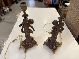 Paire de lampes de style Louis XVI aux putti