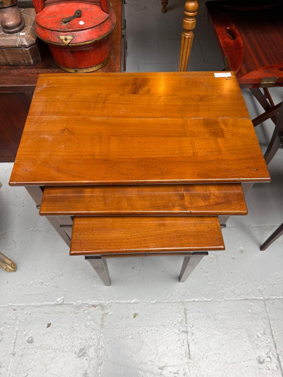 Tables gigognes en merisier