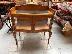 Vitrine basse galbée – style Louis XV